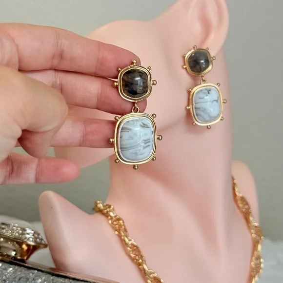 ⚜️ Elegant Gold and Black Earrings - Picture 8 of 8